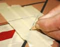 2. Schablonen helfen dabei. Packpapier bietet sich für große Flächen an, Krepp für kleine Ecken
