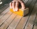 3. poncer : grain pas plus gros que 120. Pour les grandes surfaces, utiliser une ponceuse excentrique ou à bande.