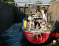 Die "Aracanga" in einer von unzähligen Kanalschleusen. Die Leinen fährt die Crew aus der Hand