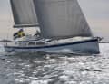 Très performant. Le génois à chevauchement court est désormais la norme chez HR. Les haubans supérieurs sont placés à l'extérieur de la coque. Les voiles d'avant et de grand-voile sont enroulées électriquement ou hydrauliquement.