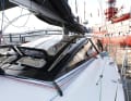Der Dodger ist eine freitragende Konstruktion aus Kohlefaserlaminat mit viel Fensterfläche. Der Innenliegende Steuerstand mit Kontrolle über Autopilot und E-Winschen bietet vollständige Rundumsicht