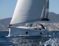 The large genoa is sailed outside the shrouds, i.e. only on more spacious courses