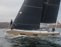 Mit ihrem flachen Deck und den optionalen Kohlefasersegeln glaubt man fast, einen Teilnehmer am Volvo Ocean Race zu sehen