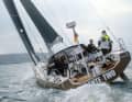 Vor allem beim Blick von achtern fallen die starken Knicke auf. Dennoch entspricht die Form des Unterwasserschiffes eher einem Cruiser als einem Racer