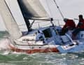 Sporty attitude. The short overlapping genoa is sheeted far inwards via 3D lifting points. The long traveller on the cockpit floor enables optimum trimming of the mainsail