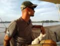 Lo skipper con il nuovo co-sailor: il gatto "Half Die".