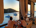 E sempre la taverna giusta: quasi tutte le isole hanno posti come questo, dove gli equipaggi possono mangiare proprio in riva al mare con vista sulla barca