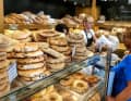 Einfach lecker: typisch griechische Bäckerei in der Altstadt von Paros 