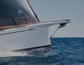 The steep stem and a fixed bowsprit with anchor bracket characterise the front section