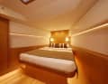 L'opulente cabine avant avec grand lit îlot et salle d'eau privative