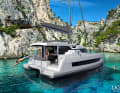 Le Bali Catspace. Le cockpit extérieur, relativement petit, est entièrement recouvert par le bimini fixe.