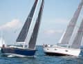 Baunummer 1 und 2 Seite an Seite. Das Luvboot ist mit einem Carbonrigg und Rollbaum bestückt. Baunummer 1 in Lee segelt mit einem Rollmast und hat 15 Zentimeter mehr Tiefgang