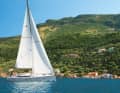 Eine Yacht segelt in der leichten Nachmittagsbrise bei Kioni auf Ithaka. Thermik zeichnet das Revier aus, morgens und abends herrscht oft Flaute – ideal für Nächte am Anker