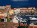 Le port de Portoferraio sur l'île d'Elbe est magnifique et mondain, en été, les méga-yachts s'y pressent.