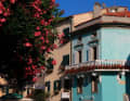 Des maisons colorées à la patine typiquement italienne à Marciana Marina