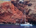 L'histoire volcanique vous salue : des parois rocheuses rougeoyantes sur la côte sud de Capraia