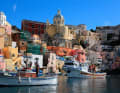 Der malerische Fischerort Corricella an der Nordostseite der Insel Procida. Yachten können vor dem Hafen in einer Bucht ankern