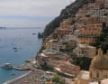 Blick auf Positano an der Amalfiküste. Das Dorf in einer Felsspalte ist sehr sehenswert, hat aber keinen Hafen. Yachten können im Bojenfeld davor festmachen, die Betreiber setzen die Crew mit Booten über