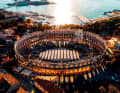 Istrien lockt auch mit Kultur und attraktiven Städten, hier das Amphitheater von Pula mit der ACI-Marina davor