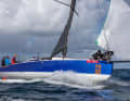 The rounding at the bow is striking. Designer Jacques Valer wanted to achieve the shortest possible waterline for a favourable measurement without compromising the upwind characteristics