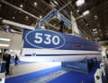 Ohne Kiel, aber mit vielen Extras zu sehen: Dufour 530 in Halle 16