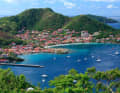 Les Iles de Saint au sud de la Guadeloupe. Les îles françaises sont un mélange d'ambiance européenne et caribéenne. On y mange mieux, le frigo à vin est bien rempli, même dans les bars de plage, les équipages vont chercher les croissants en annexe.