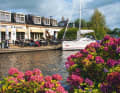 Tpisch Friesland: For a stopover, simply moor directly in front of a restaurant, like here in front of "De Brijgantin" in Warten