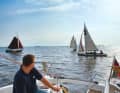 Ordentlich was los: Auf den größeren Binnenseen wie Sneekermeer oder Fluessen ziehen die Kleinboote bei Sonnenschein im Minutentakt vorbei
