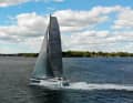 With Code Zero, it gets down to business, and with 15 to 22 knots of wind, speeds of around 17 knots are the rule. In pushers, the tri sprints at just over 20 knots of speed