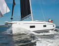 Bavaria C42: voluminöser V-Bug, harte Chines und große Rumpffenster