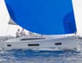 Die vielen und großen Fensterflächen im Rumpf prägen die Optik der Oceanis 40.1