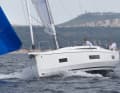Die bis zum Steven durchgezogenen Kimmkanten sorgen für mehr Volumen unter Deck und für eine spürbar hohe Formstabilität unter Segeln