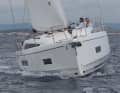 The freeboard in the bow area also initially drops vertically. This makes the front section of the ship particularly full, which benefits the forward cabin with a considerable amount of space