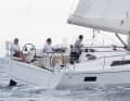 The tare bracket above the cockpit, which was still standard on the previous Oceanis 41.1 model, is no longer offered for the new Oceanis 40.1. The mainsheet is operated via a simple cockpot - which also works