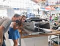 Visiteur près de la maquette de l'Ocean Eco 90