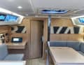 The interior in the optional light-coloured oak