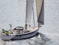The superstructure ends just before the mast, leaving the foredeck free. All hatches are flush-mounted