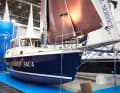 Die Haber 34 auf der boot Düsseldorf 2012. Unter dem Bug ist eines der vier Schwerter zu erkennen