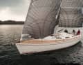Les haubans du nouveau gréement en fibre de carbone sont placés sur le bordé de la voile d'avant qui se chevauche à peine.