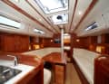Viel Holz und skandinavische Eleganz im Salon