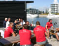 L'équipage de l'"Ember Sea" à Tuborg-Havn. Les hot-dogs sont déjà prêts en arrière-plan