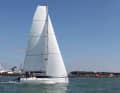 Kleines Boot, großes Rigg. Die Django 6.70 zeigt 33 Quadratmeter Segelfläche am Wind bei nur 6,70 Meter Rumpflänge – ein leistungsstarkes Setup