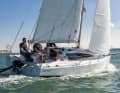 Steif am Wind. Die markanten Kimmkanten verleihen dem Boot eine spürbare Formstabilität. Das kleine Boot segelt auf allen Kursen gut und schnell