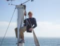Le skipper est surpris par un orage alors qu'il répare l'antenne radio - scènes de "All is lost".