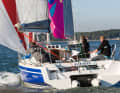 Elevato. A causa del gommone stivato sotto, il pavimento del pozzetto è vistosamente alto.