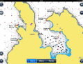 Dieselbe Bucht bei Navionics: es wird schon einmal klar, dass hier sehr viele Bojen ausliegen. Weitere Infos sind abrufbar über User Kommentare der Navionics Community und über das Hafensymbol. Die Infos sind sehr gut 