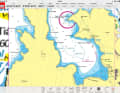 La baia nella mappa NV-Verlag. Tipica mappa raster: trattandosi di una mappa dettagliata, le parti sfocate della carta nautica, eccessivamente ingrandita, sono visibili ai bordi. Non ci sono ulteriori informazioni nelle carte del Mediterraneo del fornitore, mentre le carte del Nord Europa contengono buone informazioni aggiuntive su molti porti e baie.