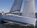 Convenient: The freeboard of the Arcona 380 is comparatively low. The low pulpit is unusual; it is also shaped in such a way that the foresail can hardly get caught behind it