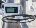 Doppio: i due volanti in fibra di carbonio sono un'opzione, hanno un'inerzia molto ridotta e consentono di guidare l'Arcona 380 in modo sensibile.
