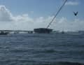 Le yacht est gréé à la drisse afin de soulager la quille pour la soudure.